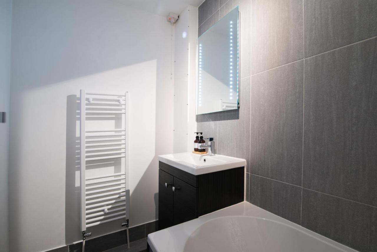Apartment Immaculate 3 Bed House - Stunning Balcony Views *
